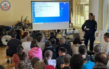 Nie tylko oszuści w sieci - policjantka ostrzegła podopiecznych PSONI w Szczecinie