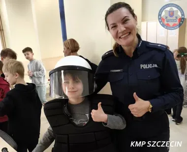 Sekundy fascynacji w radiowozie - drugoklasiści z wizytą w KMP Szczecin