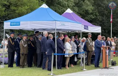 Pod Pomnikiem Czynu Polaków policja w Szczecinie oddała hołd pionierom miasta