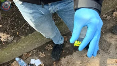 Niewielkie dołki przy chodniku doprowadziły policję do trzech osób