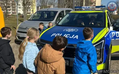 Radiowóz i odciski palców - policjanci z Dąbia dali dzieciom ważną lekcję