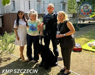 Policyjne stoisko w Szczecinie przyciągnęło całe rodziny i rozmowy o ratowaniu życia