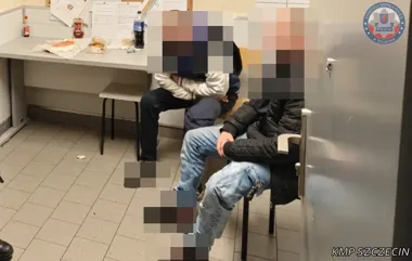 Policjant po służbie ruszył za sprawcami z alejki z alkoholem