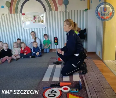 Policjantka z drogówki uczyła przedszkolaków zasad ruchu - praktyczne lekcje bezpieczeństwa