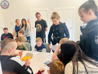 Dzieci z Harmonia zobaczyły radiowóz z bliska - policjantki mówiły o bezpieczeństwie