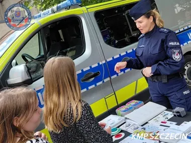 Policjanci zaskoczyli dzieci nietypowym quizem na festynie w Szczecinie