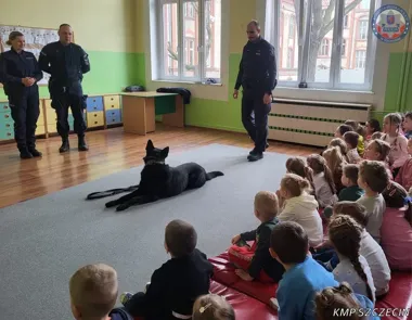 Policjanci pokazali dzieciom dwa ruchy, które mogą zatrzymać psa