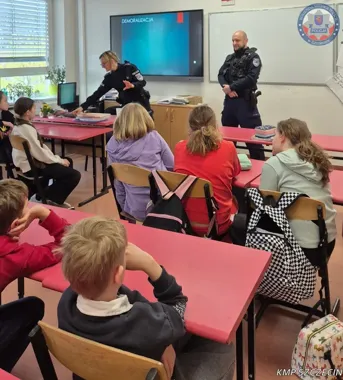 W Szczecinie policjanci ostrzegli czwartoklasistów przed pułapkami internetu