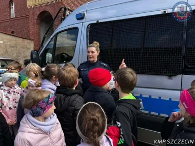 Pluszowy miś i policjanci - ta lekcja w Szczecinie oswajała strach