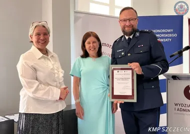 Młodzi prawnicy ze Szczecina skończyli edycję z udziałem policjanta