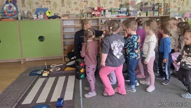W Szczecinie policjantka dała przedszkolakom lekcję, której nie uczą na ulicy
