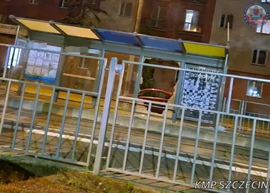 19-latek zniszczył siedem wiat przystankowych w centrum Szczecina. Szkody sięgnęły 25 tysięcy