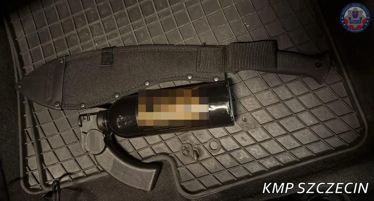Na gumowej macie leży nóż w pochwie, gaz pieprzowy w kaburze oraz kilka drobnych metalowych przedmiotów, oznaczone znakiem KMP Szczecin.