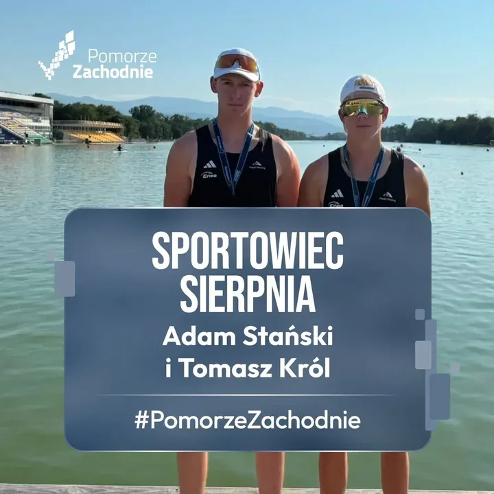Dwaj młodzi sportowcy w medalach stoją nad jeziorem z przystanią i górami w tle, a grafika ogłasza ich sportowcami sierpnia Pomorza Zachodniego.