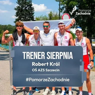 Grupa młodych sportowców w koszulkach reprezentacji Polski z medalami pozuje na tle flagi z trenerem, a na grafice ogłoszono Roberta Króla z OŚ AZS Szczecin tre