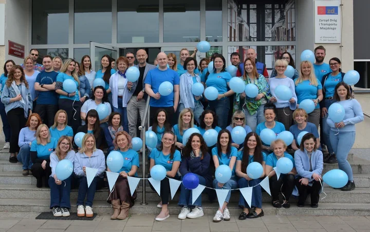 Niebieskie koszulki ZDiTM stały się znakiem wsparcia dla osób w spektrum autyzmu