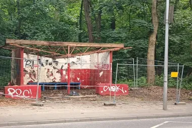 Stara wiata przy Grabowej odzyska dawny kolor. Trwa remont